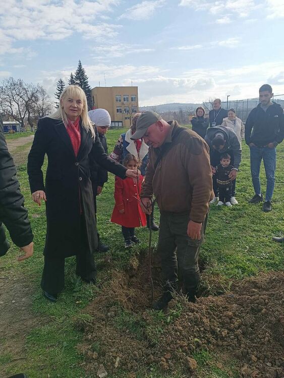 Деца и младежи от Сирия и Ирак засадиха нови дръвчета в РПЦ-Харманли