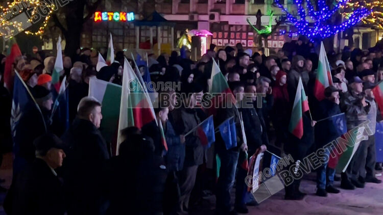 Привърженици на ДПС – Ново начало от съседни общини подкрепиха правителството с митинг в центъра на Смолян