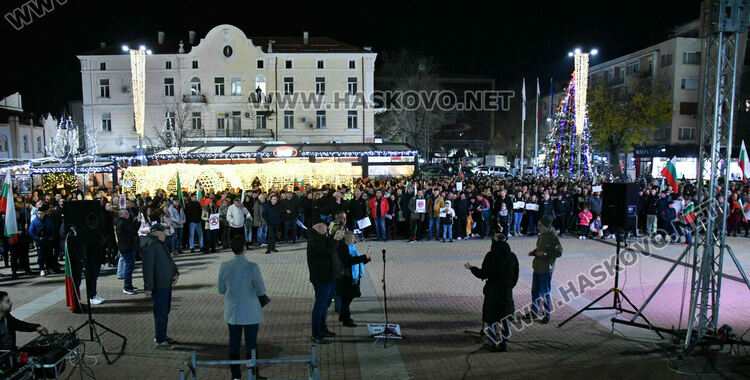 Стотици скандираха „Оставка“ и поискаха европейско бъдеще за България без Борисов и Пеевски