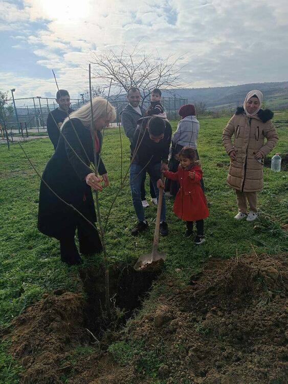Деца и младежи от Сирия и Ирак засадиха нови дръвчета в РПЦ-Харманли