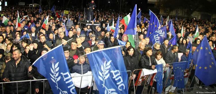 Около 2 000 симпатизанти развяха знамена на площад „Освобождение“ в Кърджали