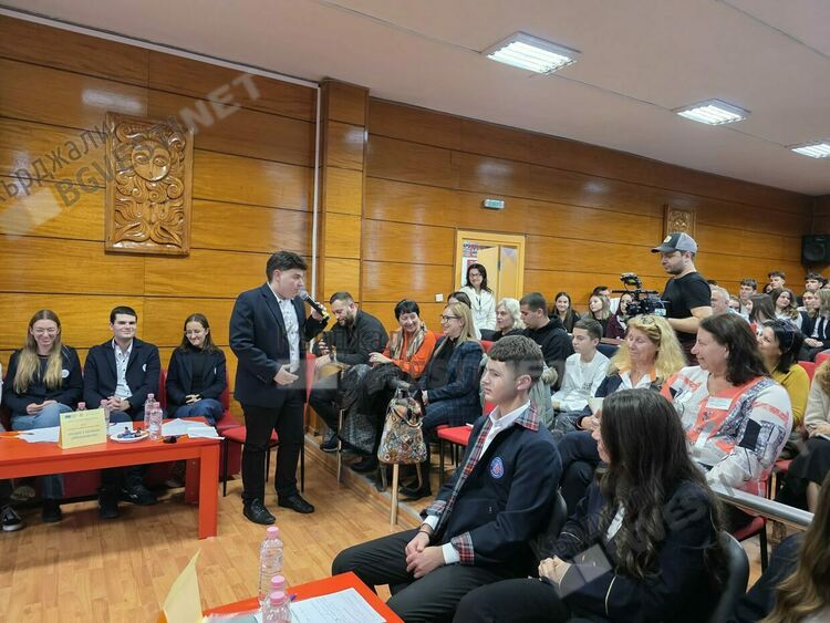 Млади оратори от три училища в Кърджали спориха за ползите и вредите от социалните мрежи