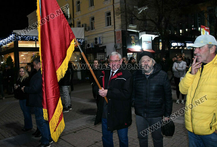 Стотици скандираха „Оставка“ и поискаха европейско бъдеще за България без Борисов и Пеевски