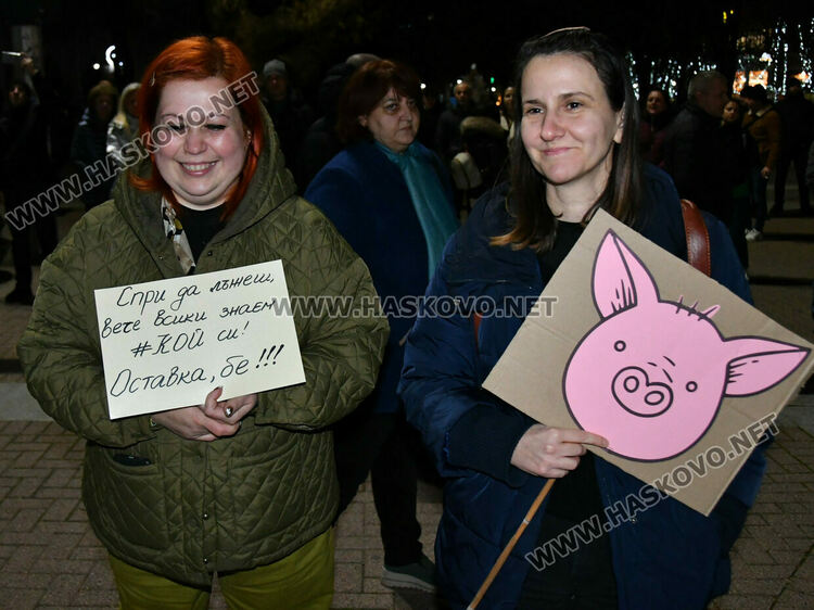 Стотици скандираха „Оставка“ и поискаха европейско бъдеще за България без Борисов и Пеевски