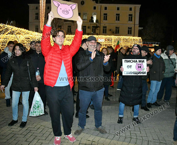Стотици скандираха „Оставка“ и поискаха европейско бъдеще за България без Борисов и Пеевски