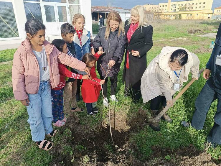 Деца и младежи от Сирия и Ирак засадиха нови дръвчета в РПЦ-Харманли