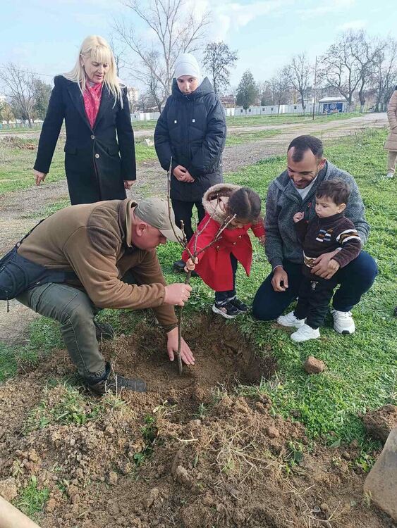 Деца и младежи от Сирия и Ирак засадиха нови дръвчета в РПЦ-Харманли