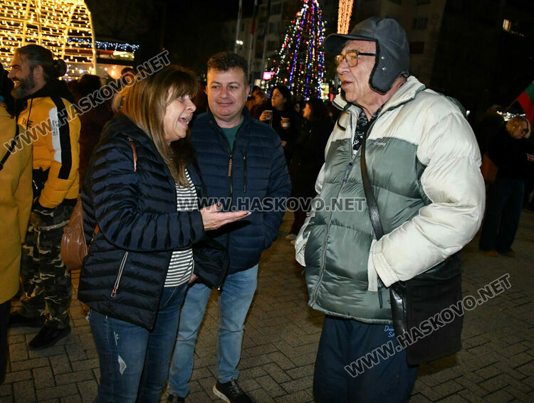 Стотици скандираха „Оставка“ и поискаха европейско бъдеще за България без Борисов и Пеевски