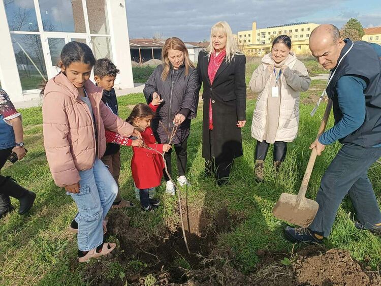 Деца и младежи от Сирия и Ирак засадиха нови дръвчета в РПЦ-Харманли