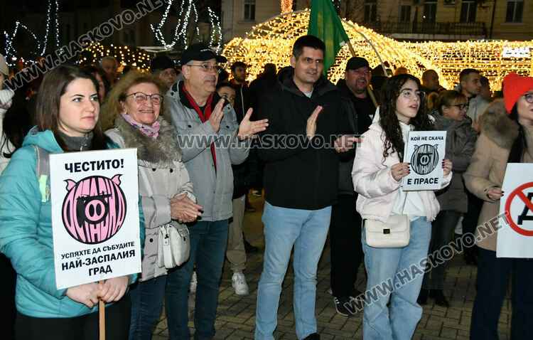 Стотици скандираха „Оставка“ и поискаха европейско бъдеще за България без Борисов и Пеевски