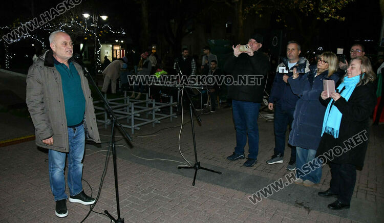 Стотици скандираха „Оставка“ и поискаха европейско бъдеще за България без Борисов и Пеевски