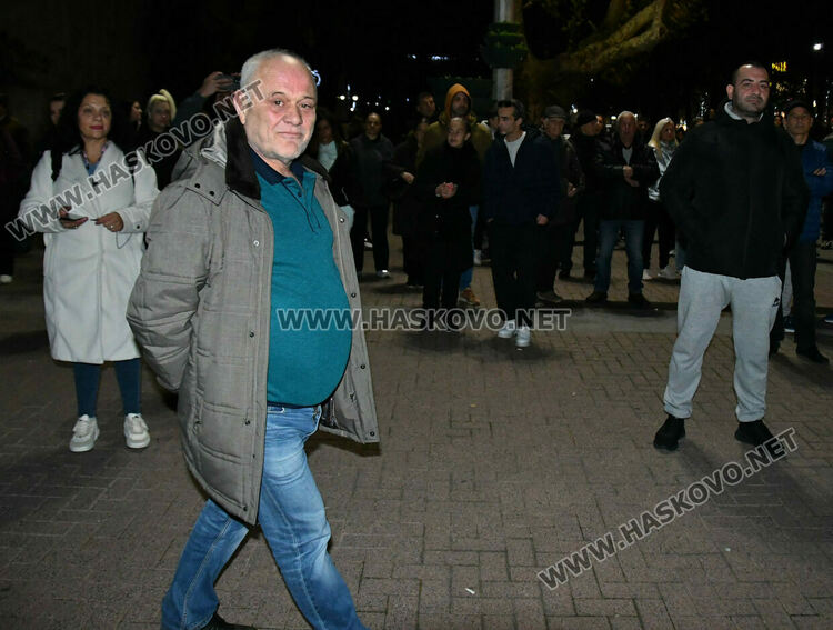 Стотици скандираха „Оставка“ и поискаха европейско бъдеще за България без Борисов и Пеевски