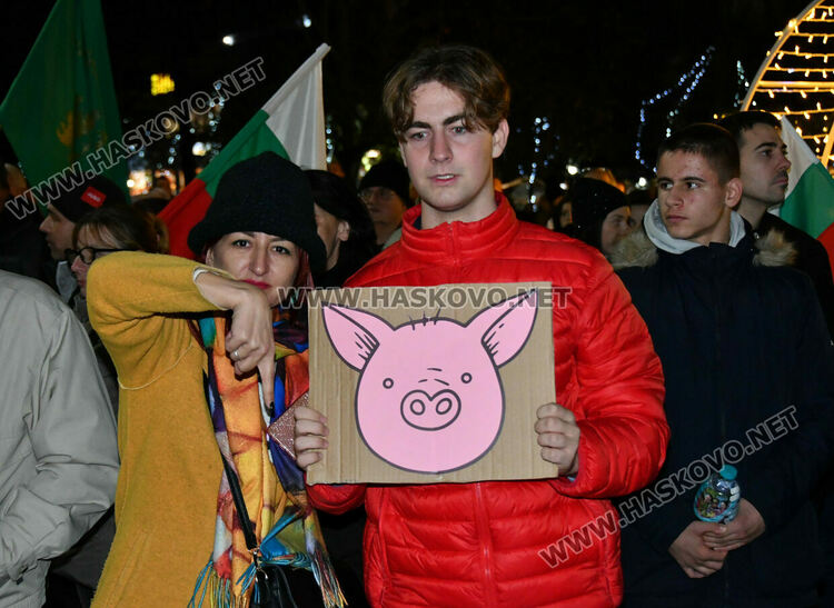 Стотици скандираха „Оставка“ и поискаха европейско бъдеще за България без Борисов и Пеевски