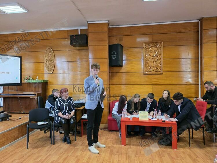 Млади оратори от три училища в Кърджали спориха за ползите и вредите от социалните мрежи