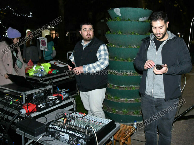 Стотици скандираха „Оставка“ и поискаха европейско бъдеще за България без Борисов и Пеевски