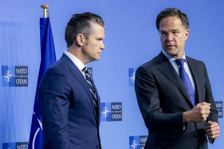 Военният министър на САЩ Пийт Хегсет и генералният секретар на НАТО Марк Рюте