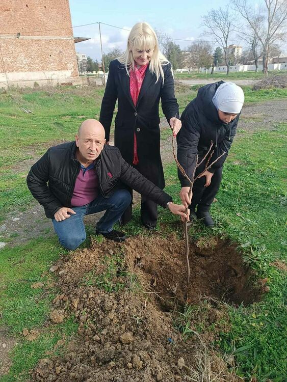 Деца и младежи от Сирия и Ирак засадиха нови дръвчета в РПЦ-Харманли