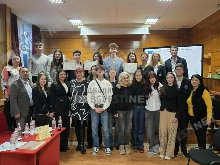 Млади оратори от три училища в Кърджали спориха за ползите и вредите от социалните мрежи