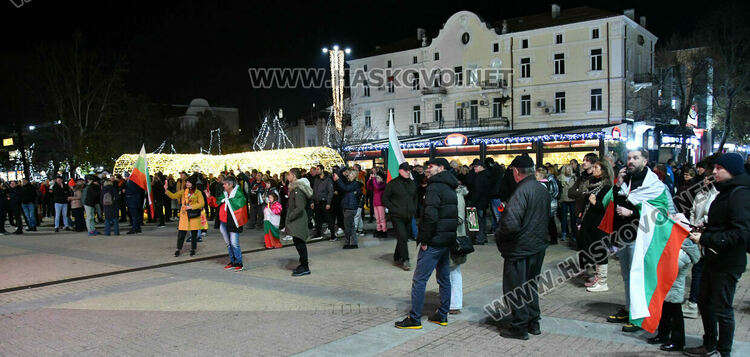 Стотици скандираха „Оставка“ и поискаха европейско бъдеще за България без Борисов и Пеевски
