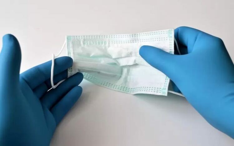 Посетителите в болниците получават маски и защитна престилка за еднократна употреба