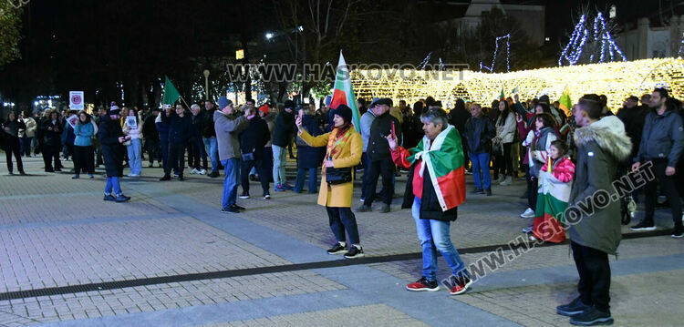 Стотици скандираха „Оставка“ и поискаха европейско бъдеще за България без Борисов и Пеевски