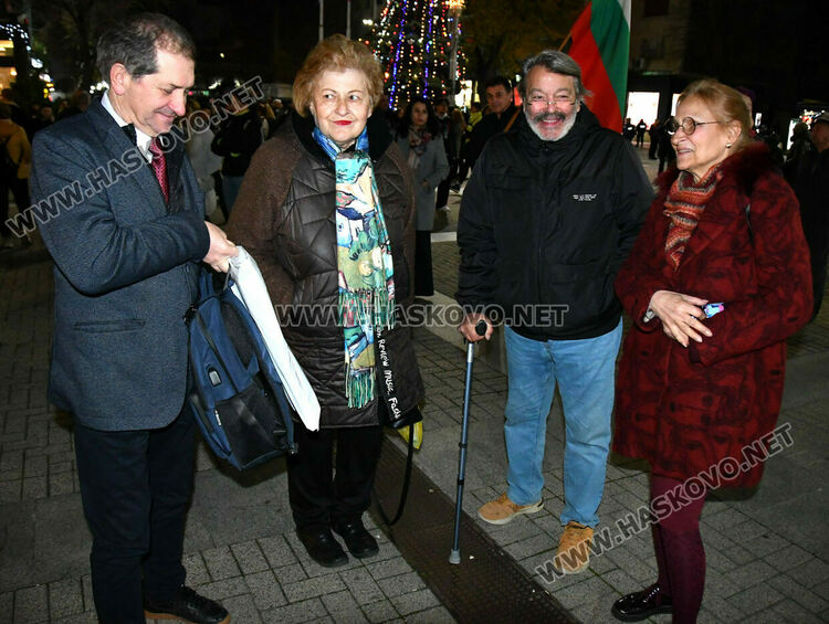 Стотици скандираха „Оставка“ и поискаха европейско бъдеще за България без Борисов и Пеевски