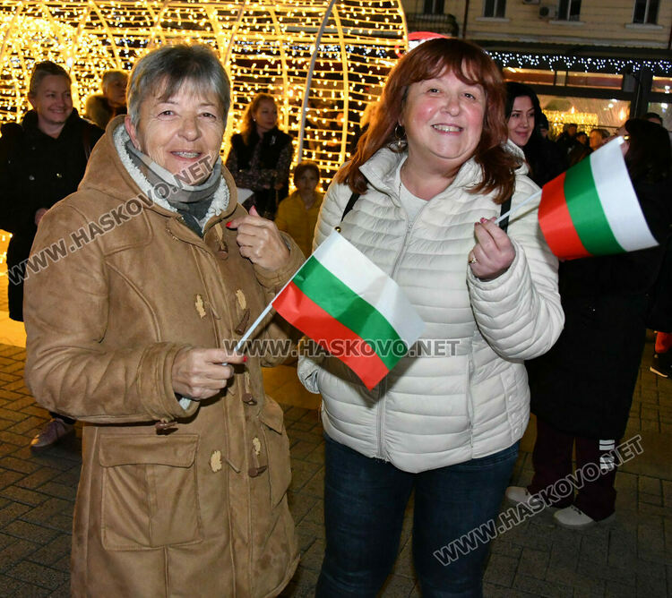 Стотици скандираха „Оставка“ и поискаха европейско бъдеще за България без Борисов и Пеевски