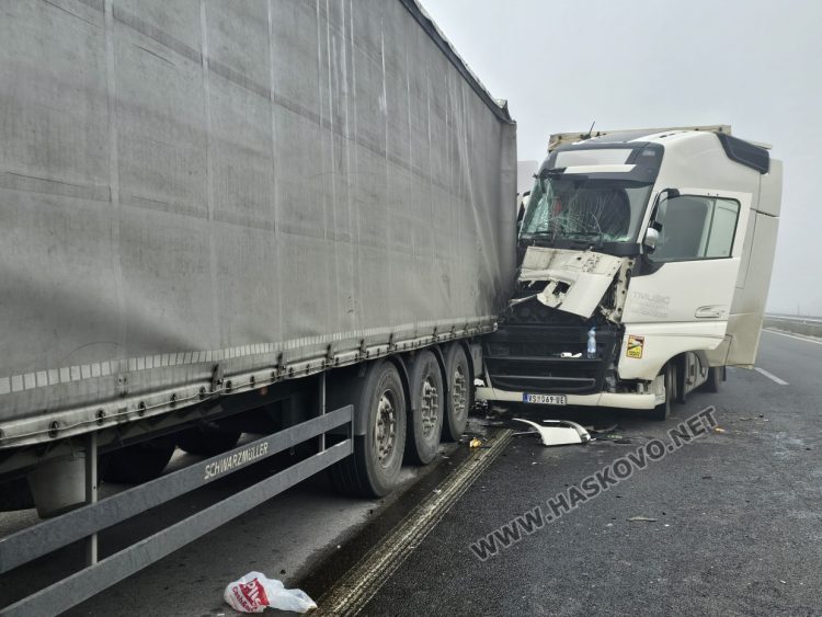 Два камиона се сблъскаха на АМ „Марица“ в километрична опашка преди границата с Турция