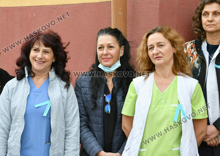 Медсестри от Онкоболницата в Хасково на протест заради обидно ниски заплати