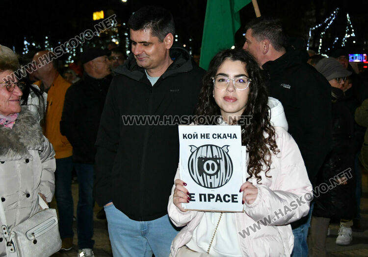 Стотици скандираха „Оставка“ и поискаха европейско бъдеще за България без Борисов и Пеевски