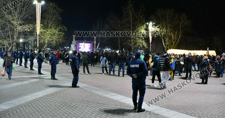 Стотици скандираха „Оставка“ и поискаха европейско бъдеще за България без Борисов и Пеевски