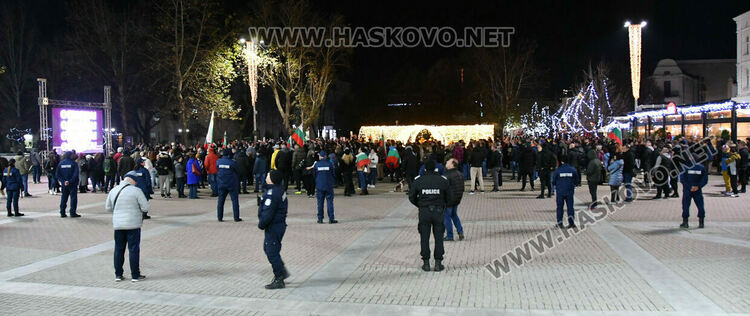 Стотици скандираха „Оставка“ и поискаха европейско бъдеще за България без Борисов и Пеевски