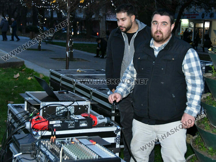 Стотици скандираха „Оставка“ и поискаха европейско бъдеще за България без Борисов и Пеевски