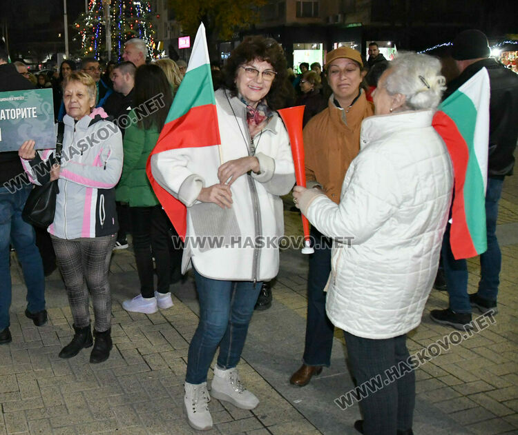 Стотици скандираха „Оставка“ и поискаха европейско бъдеще за България без Борисов и Пеевски