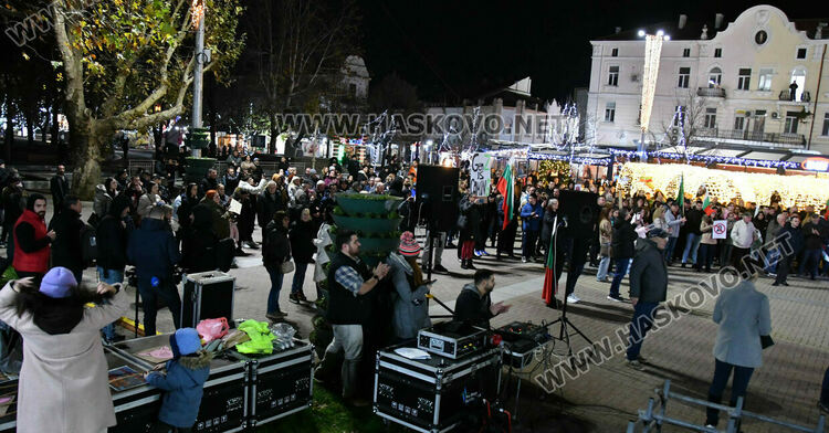 Стотици скандираха „Оставка“ и поискаха европейско бъдеще за България без Борисов и Пеевски