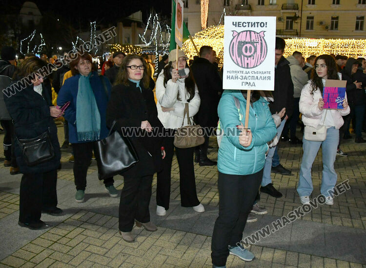 Стотици скандираха „Оставка“ и поискаха европейско бъдеще за България без Борисов и Пеевски