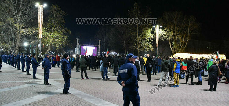 Стотици скандираха „Оставка“ и поискаха европейско бъдеще за България без Борисов и Пеевски