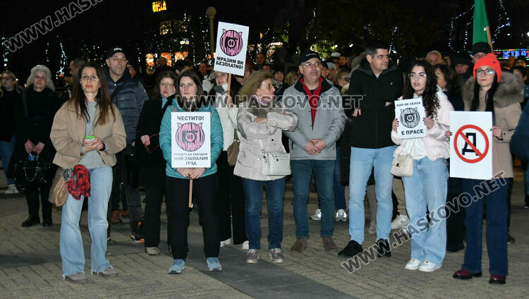 Стотици скандираха „Оставка“ и поискаха европейско бъдеще за България без Борисов и Пеевски
