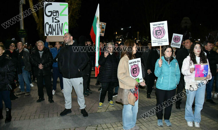 Стотици скандираха „Оставка“ и поискаха европейско бъдеще за България без Борисов и Пеевски