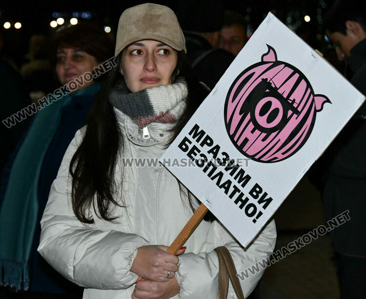 Стотици скандираха „Оставка“ и поискаха европейско бъдеще за България без Борисов и Пеевски