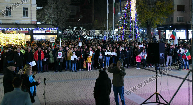 Стотици скандираха „Оставка“ и поискаха европейско бъдеще за България без Борисов и Пеевски