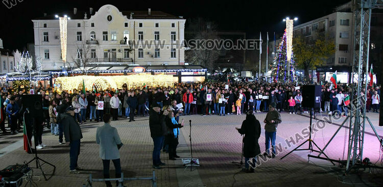 Стотици скандираха „Оставка“ и поискаха европейско бъдеще за България без Борисов и Пеевски
