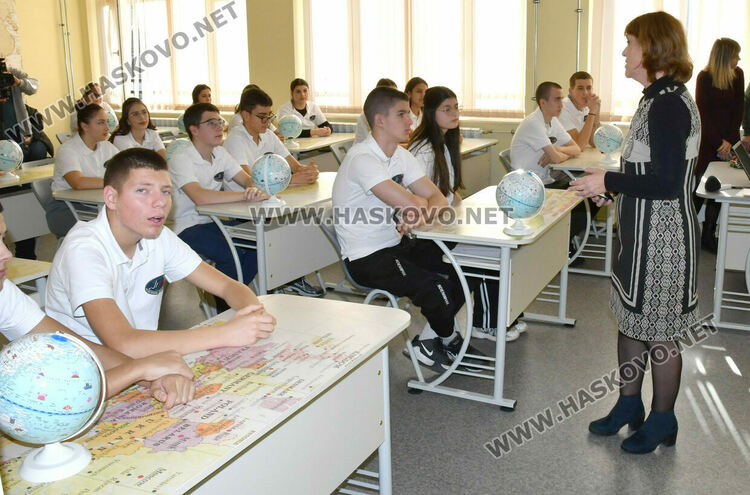 Откриха модерен кабинет по география и икономика в ПГТ „Александър Паскалев“ 