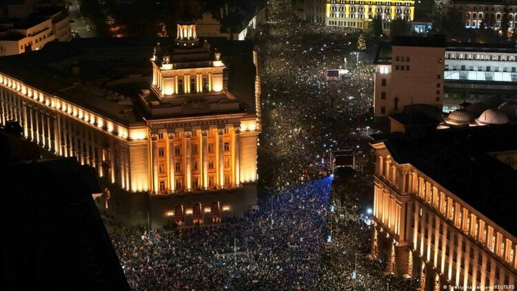 На 10 декември 2025 се проведе един от най-големите протести в по-новата българска история. Според анализ на площта и гъстотата на хората, основан на въздушните снимки, броят на присъстващите е бил над 100 000 души