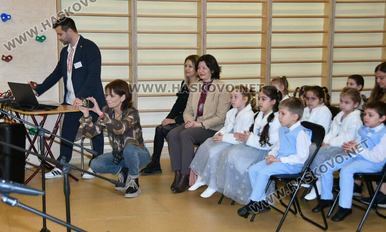 Първите коледарчета дойдоха в Хасково за фестивал „Коледарче“