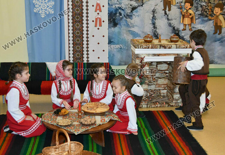 Първите коледарчета дойдоха в Хасково за фестивал „Коледарче“