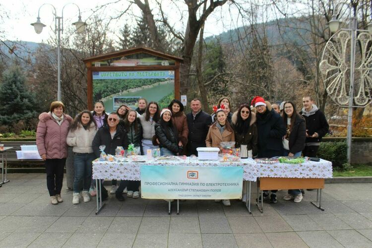 Ученици от Професионална гимназия по електротехника – Девин събраха близо 1 600 лв. на благотворителен коледен базар за децата