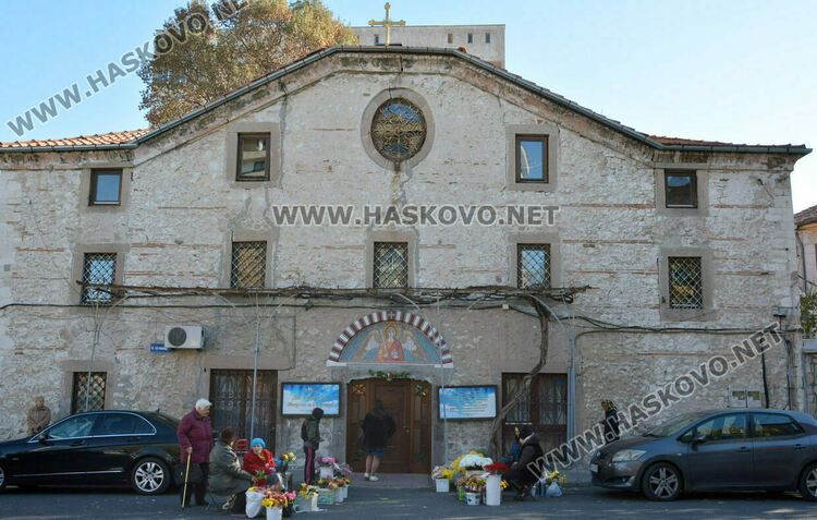 Познайник на полицията окраде хасковлийка в църква, жена задигна 12 000 лв. и 600 евро от къща