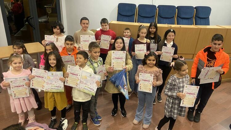 Наградиха 27 деца в Общинския ученически конкурс „Под едно небе, еднакви и различни”