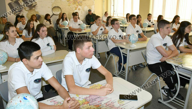 Откриха модерен кабинет по география и икономика в ПГТ „Александър Паскалев“ 